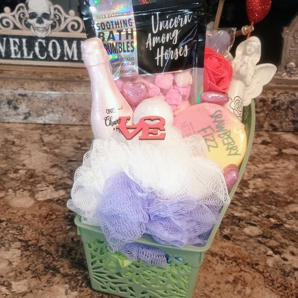 Luxurious Bath & Body Gift Set - Green Pamper Me - Picture 3 of 14